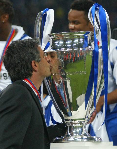 Nel dicembre 2001 viene ingaggiato dal Porto: vince due campionati, una coppa e una supercoppa di Portogallo, la Coppa Uefa 2003 e la Champions League 2004. Ap 